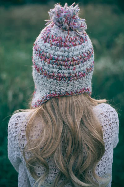 Donna capelli lunghi guardando lontano in cappello a maglia — Foto Stock