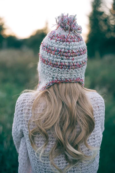 Femme aux cheveux longs en bonnet tricoté — Photo