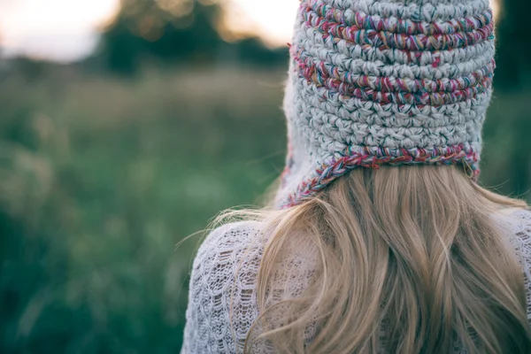 Lang haar vrouw in gebreide muts — Stockfoto