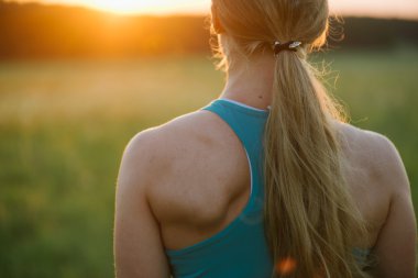 atletik genç kadın geri 