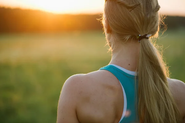 Athletische junge Frau zurück — Stockfoto