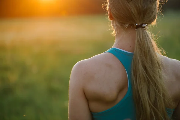 Athletische junge Frau zurück — Stockfoto