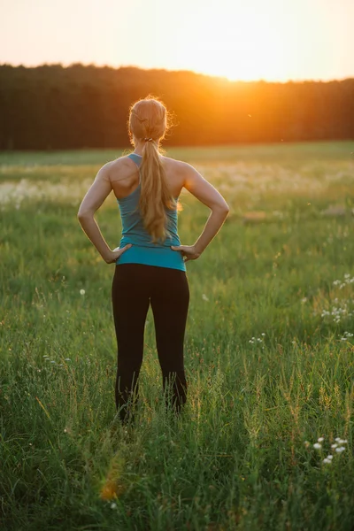 Sportlerin beim Training auf dem Feld — Stockfoto