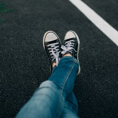 Vintage kot pantolon ve spor ayakkabı yolda