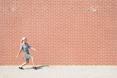 çevresinde goofing kadın