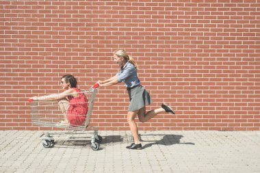 bir alışveriş sepeti ile eğlenmek kızlar