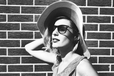 Sevimli kadın hasır şapka poz