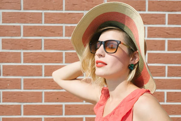 Cute vrouw poseren in stro hoed — Stockfoto