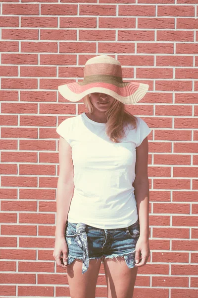 Mujer linda posando en sombrero de paja — Foto de Stock