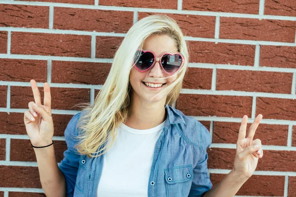 Meisje in zonnebril plezier — Stockfoto