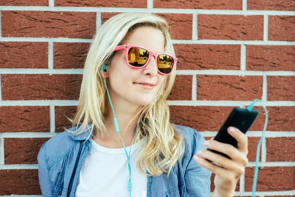 Girl  listening music from smartphone — Stock Photo, Image