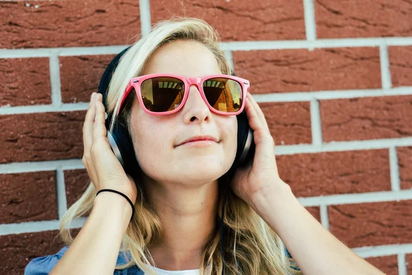 Hübsches Mädchen hört Musik über Kopfhörer — Stockfoto
