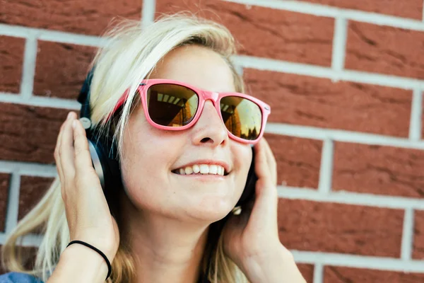 Pretty girl listening music on earphones — Stock Photo, Image