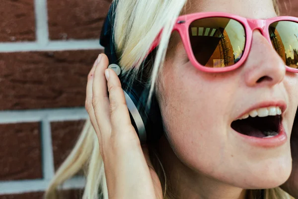 Güzel kız kulaklıklar üzerinde müzik dinleme — Stok fotoğraf