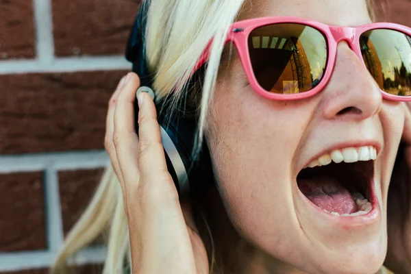Güzel kız kulaklıklar üzerinde müzik dinleme — Stok fotoğraf