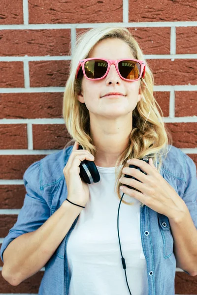 Girl wearing a sunglasses and headphones — Stock Photo, Image