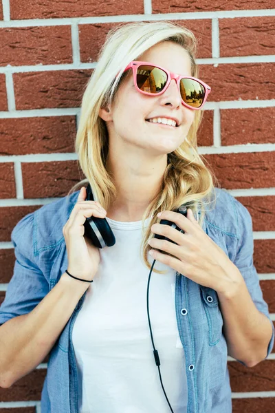 Chica con gafas de sol y auriculares — Foto de Stock