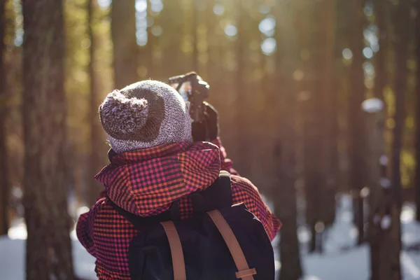 Lycklig kvinna på i skogen fotografera — Stockfoto