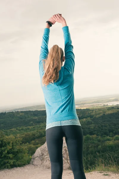 Athletische junge Frau im Freien — Stockfoto