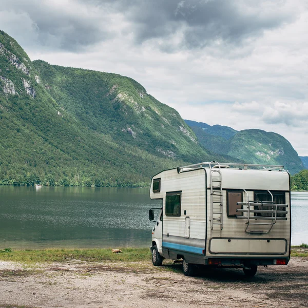 Voiture de camping-car par lac de montagne — Photo