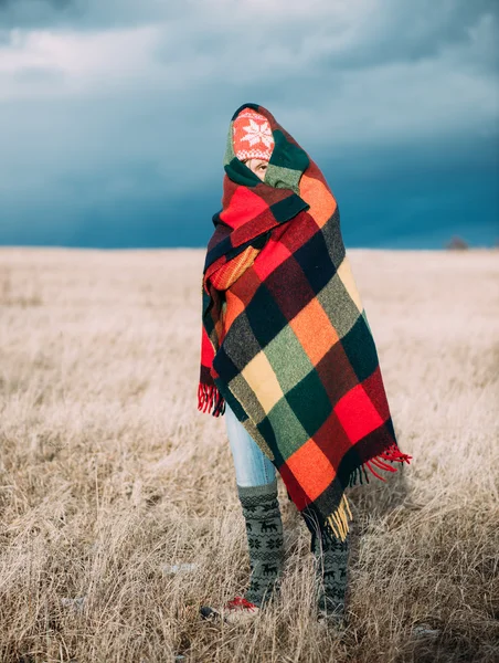 Giovane donna coperta di plaid — Foto Stock