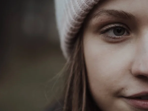 Primer Plano Retrato Una Mujer Media Cara Espacio Para Texto —  Fotos de Stock