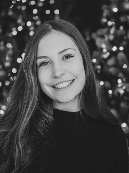 Schöne Teenager Mädchen Und Weihnachten Bokeh Hintergrund — Stockfoto