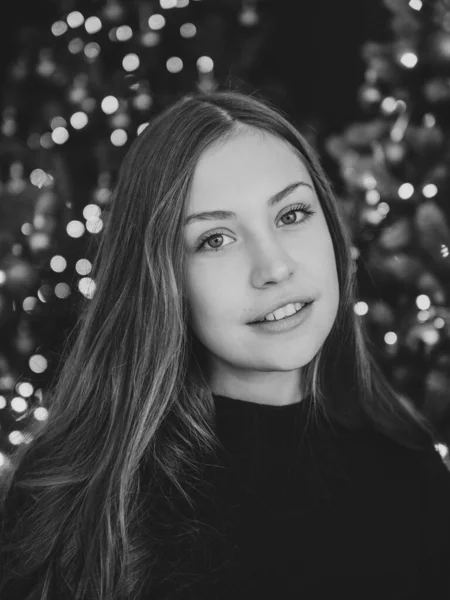 Schöne Teenager Mädchen Und Weihnachten Bokeh Hintergrund — Stockfoto