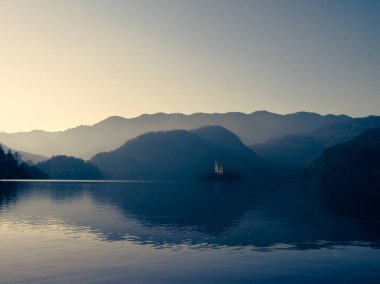 Gölün üzerinde gün doğumu, Kan, Slovenya