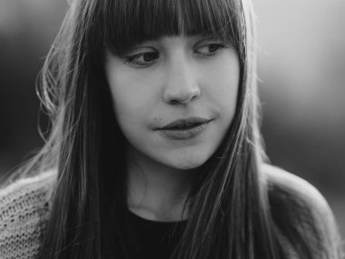 Dışarıdaki genç bir kızın portresi.