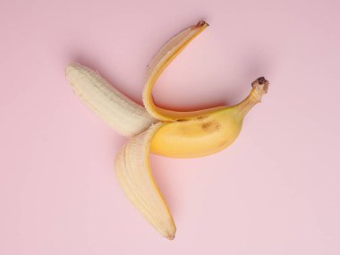 muz pembe arkaplanda izole