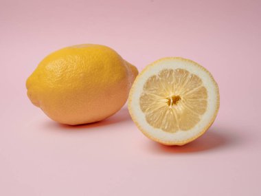 Limon pembe bir masada izole edilmiş.