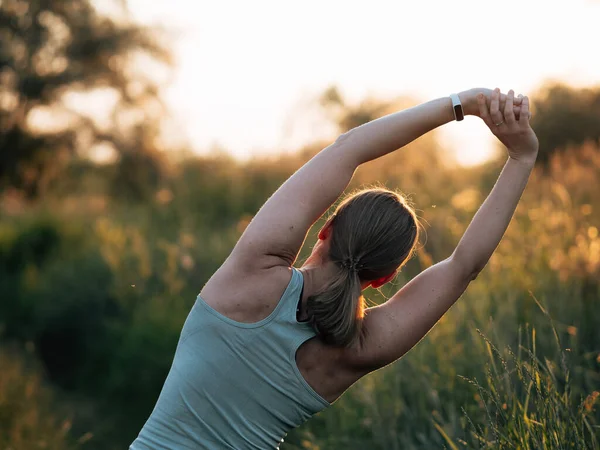 Frau Macht Yoga Übungen Dehnt Sich Vor Oder Nach Dem — Stockfoto