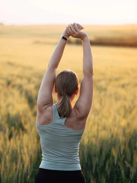 Yoga Yapan Bir Kadın Antrenmandan Önce Sonra Esneme Hareketleri Yapıyor — Stok fotoğraf