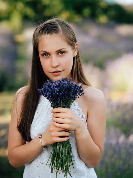 Retrato Uma Adolescente Com Flores Lavanda — Fotografia de Stock