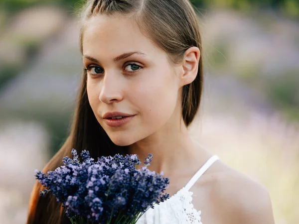 Potret Seorang Gadis Remaja Dengan Bunga Lavender — Stok Foto