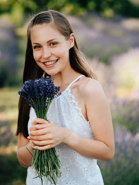Potret Seorang Gadis Remaja Dengan Bunga Lavender — Stok Foto