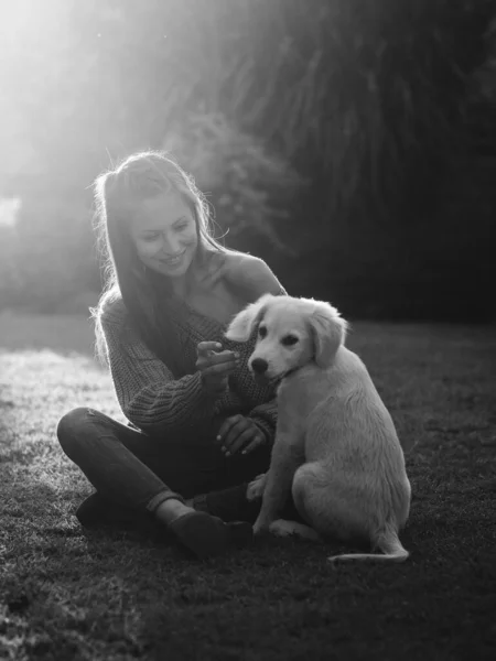 Tiener Meisje Met Haar Hond — Stockfoto