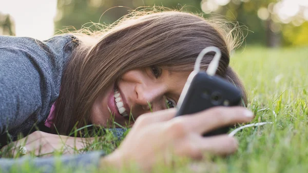 Žena poslouchající hudbu — Stock fotografie