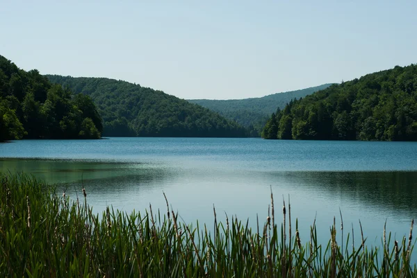 Klidná krajina s jezerem a horami — Stock fotografie