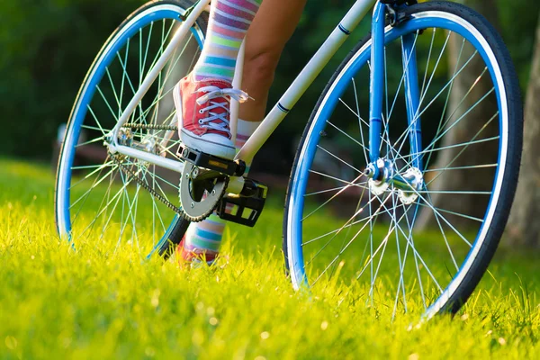 Hipster bisiklet, colorfus çoraplı kadın — Stok fotoğraf