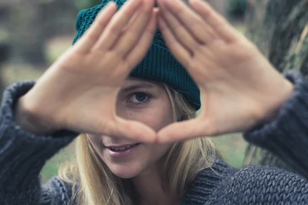 Schöne Frau denkt über den Tellerrand hinaus — Stockfoto