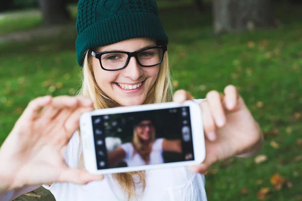 Pretty girl taking a "selfie." — Stock Photo, Image