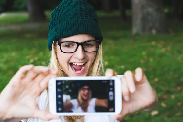 Menina bonita tomando um "selfie ." — Fotografia de Stock