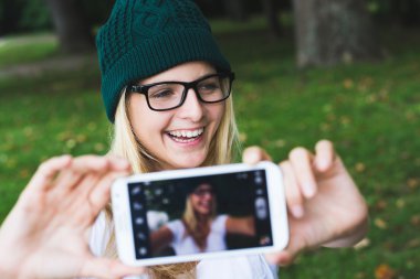 sarışın kadın onun smartphone kullanarak bir selfie alarak