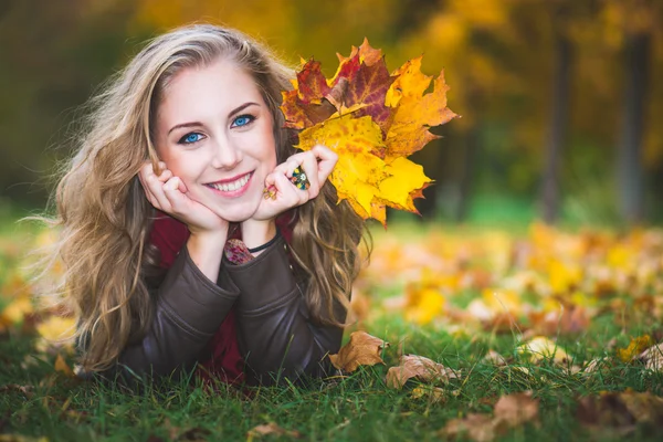 Beleza queda, mulher segurando folhas — Fotografia de Stock