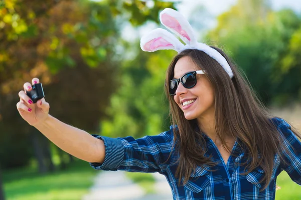 Frau macht Selfie mit Hasenohren — Stockfoto