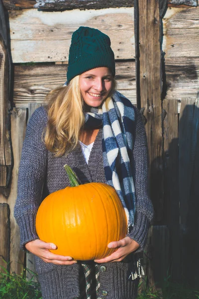 Młoda kobieta trzyma halloween dynia — Zdjęcie stockowe