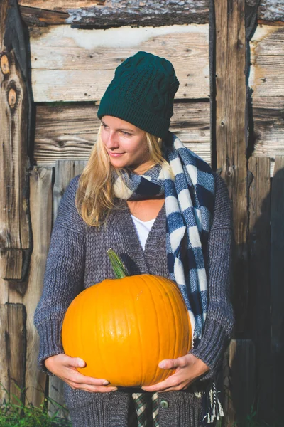 Giovane donna che tiene zucca di Halloween — Foto Stock