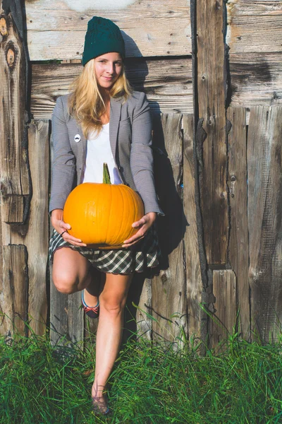 Jovem mulher segurando abóbora halloween — Fotografia de Stock